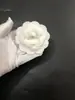 Flor blanca completa de 7.2 cm estilo pequeño fragante adornos de camelia bolsa de embalaje ramillete clip para el cabello base de flor más hebilla de broche de doble uso