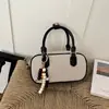 Bolso cuadrado pequeño de estilo coreano para mujer, perfecto para el uso diario, un bolso cruzado o de hombro moderno