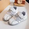 Sapatos Infantis 2026 Outono Novo Modelo Tênis Casuais Versáteis para Meninos Estilo Coreano Confortáveis Tênis de Treino Modernos para Meninas