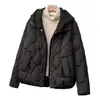Jaqueta Acolchoada de Algodão com Capuz Malha Falsa Estilo Europeu para Mulheres, Novo Casaco Puffer Curto Solto Espesso para o Inverno