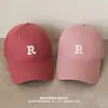 Gorra de béisbol de circunferencia de cabeza grande estilo coreano logo R ala ancha hace que la cara se vea más pequeña gorra de pico profundo corona alta tamaño grande sombrero de corona suave 65 cm