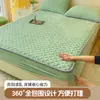 Falda de cama acolchada de terciopelo de leche Clase A pieza única cubierta de cama de terciopelo coral juego de tres piezas cubierta protectora de cobertura total para colchón invierno