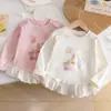Camiseta de Manga Larga con Estampado de Oso y Conejo Blanco Leche con Volantes de Encaje en el Dobladillo Top para Cumpleaños de Niña Primavera y Otoño
