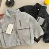Chaqueta Lisa Infantil 2026 Otoño/Invierno Nuevo Estilo para Niños y Niñas Niños Pequeños y Medianos Cremallera Cuello Alto Tendencia Top Cárdigan de Bebé Elegante
