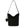 Nuevo bolso cubo versátil transfronterizo para mujer, bolso de hombro y bandolera de gamuza moderno y de alta gama, bolso cesta de moda para el día a día