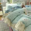 Juego de Cuatro Piezas de Leche Polar Grueso de Invierno Estilo Coreano ins Estilo Princesa Estilo Encaje Cálido Juego de Tres Piezas de Funda de Edredón Polar para Bebé