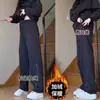 Calças impermeáveis e corta-vento para homens, adequadas para primavera e outono, com um estilo funcional estilo americano, forradas com fleece para aquecimento no inverno e projetadas para atividades ao ar livre como caminhada.
