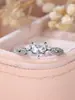 Anel de Videira com Pedra Principal em Forma de Coração de Seis Garras com Cravação Completa de Diamantes, Anel de Zircônia em Forma de Coração de Luxo Leve, Joia Feminina Exquisita