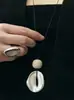 Pingente fluido e macio, design de nicho, corrente longa elegante para suéter, simples e versátil, colar irregular vazado para mulheres