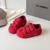 Tênis de treino infantil estilo coreano, novo modelo outono e inverno 2026, bico redondo, sola macia, versátil, com velcro, tênis esportivo casual para meninas