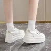 Zapatos Blancos de Suela Gruesa con Diseño de Pastel de Pino para Mujer Otoño 2026 Nuevos Versátiles Estudiante Deportivos para Personas Bajas que Aumentan la Altura Casual Zapatos de Plataforma