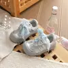 Zapatillas de entrenamiento dulces de malla simple para niñas, modelo 2026 primavera/verano, nuevas zapatillas deportivas transpirables de dibujos animados dulces para niñas