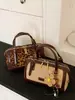 Nova bolsa de boliche outono de 2026, estilosa e com bom acabamento, de ombro único, transversal, bolsa de mão, bolsa Boston acolchoada da moda
