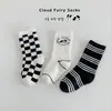 1512 Calcetines Infantiles al por Mayor 25 Primavera Estilo Coreano Rayas de Letras Calcetines para Bebé de Media Pantorrilla Deportivos Sin Costuras de Algodón Calcetines para Niños