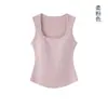 La nueva colección de otoño e invierno de Dirolan presenta un chaleco térmico de acrílico acolchado que genera calor, es suave, amigable con la piel y está diseñado para usarse en capas.