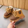 Sapatos de algodão para bebê com forro de pelúcia, espessados para outono e inverno, botas Martin infantis, sapatos macios antiderrapantes para caminhada para meninos, botas de neve para meninas
