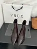 Botas Femininas de Cano Curto com Salto Agulha Bico Fino, Estilo Europeu e Americano, Zíper Traseiro Tecido, Botas da Moda, Novo Estilo Outono/Inverno 2026