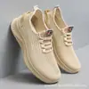Zapatos de malla nuevos de primavera 2024 para hombre, versión coreana de malla transpirable, sin cordones, zapatos de papá, zapatos deportivos casuales, venta al por mayor