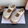 Chinelos de Verão Vazados com Pérolas da Moda Novos Fashionáveis Respiráveis Versáteis Sola Grossa Aumentadores de Altura Fechados Slip-Ons