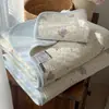 Juego de colcha de algodón 100% grado bebé Clase A, con un diseño de cuatro piezas de estética fresca y minimalista, sábanas acolchadas de algodón puro y un borde con diseño de conchas en la funda de edredón