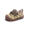 Novos sapatos de caminhada para bebês com biqueira fechada, sapatos infantis de outono, sapatos macios e antiderrapantes para bebês que estão aprendendo a andar, sapatos de praia infantis, sapatos esportivos