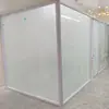 Fabricante de Jiangxi ofrece mamparas de oficina minimalistas de aleación de aluminio, incluyendo mamparas altas para edificios de oficinas y salas de conferencias, y mamparas de vidrio de una sola capa.
