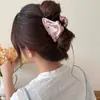 Pinza de Garra Triangular de Satén con Lunares de Textura Suave Pinza de Tiburón de Tela Plegada de Nicho Accesorio para el Cabello para el Viaje Diario Atmosférico