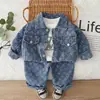 Conjunto de Tres Piezas de Mezclilla con Letras Nuevo para Niños Primavera 2026 Elegante Casual Otoño Moda Infantil Manga Larga