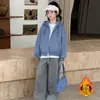 Conjunto de Ropa para Niñas Otoño Invierno 2026 Estilo Nuevo Niños Medianos y Grandes Moda Elegante Sudadera con Capucha de Felpa Plus Pantalones Grises Conjunto