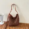 Bolso de Mano Estampado de Leopardo Retro Bolso de Gran Capacidad para Mujer Nuevo Tendencia 2026 Otoño Nicho Bolso Cubo de Hombro Cruzado