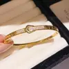 Pulsera con Cierre de Zirconia Chapada en Oro Real de 18K Forma de U Pulsera Retro Francesa Exquisita Pulsera Versátil de Lujo Ligero Accesorios para Mujeres