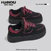 Zapatos Negros Versátiles de Alta Moda Universales 2026 Nuevo Otoño Simples Casuales Deportivas con Suela Gruesa que Aumentan la Altura