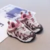 Zapatos para Niños Niños 2026 Verano Nuevos Zapatos Deportivos para Correr para Niños Malla Transpirable Niños Medianos y Grandes Casuales Zapatos de Malla Forrest Gump