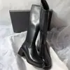 Primer encuentro: tacón grueso, punta cuadrada, color liso, elástico, hasta la rodilla, ajuste ceñido, tacón grueso, caña alta, botas de tacón alto