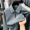 Polo de manga larga con media cremallera para hombres de mediana edad, adecuado para primavera y otoño, en color liso, diseñado para uso de negocios casual.
