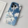 Suministro transfronterizo: Funda de teléfono con fondo azul y flor de magnolia blanca brillante para 16 Plus, con un diseño impreso de alta definición estilo chino utilizando película de transferencia térmica