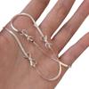 Pulsera minimalista de cadena de hueso de serpiente con lazo plateado para mujer, nicho de lujo ligero, sentido de alta gama para regalar a novias, collar de mano al por mayor