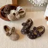 Sapatos de Algodão com Bolinhas e Laço para Meninas 2026 Novidade Outono/Inverno Com Pelúcia Quente Sapatos de Chão para Interior Sapatos Peludos para Bebês e Crianças Pequenas