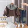 Ropa para Niños Primavera y Otoño 2026 Ropa Nueva para Niños Sudadera con Capucha de Rayas de Niños Chaqueta de Cuero para Bebé Conjunto de Tres Piezas