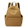 Mochila leve e compacta para homens e mulheres, com design simples, múltiplos compartimentos e adequada para estudantes universitários, atividades ao ar livre e o trajeto diário.