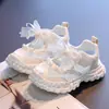 Sandálias Fechadas para Meninas, Tênis Esportivos Infantis, Novo Modelo Verão 2026, Sapatos de Praia para Crianças Maiores, Calçados de Malha Única Respiráveis Vazados