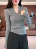 Elegante camiseta base de punto con patrón de espina de pez para mujer, cuello en V, moderna y versátil, top ajustado, nuevo suéter interior de otoño e invierno