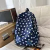 Mochila estilo universitario americano con bordado de letras estrelladas, adecuada para estudiantes, que ofrece un ambiente genial y relajado, versátil para el uso escolar