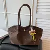 Bolso tote cruzado de gamuza para mujer, estilo casual europeo y americano, gran capacidad, transfronterizo, nuevo, vintage, con colgante, para el trabajo