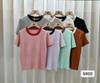 Suéter de manga curta feminino, design de primavera e verão, nicho, top chique exclusivo com suéter curto de cor contrastante e gola redonda