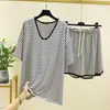 Conjunto Listrado Estilo Coreano Novo da Primavera Feminino Solto Gola V Manga Curta Comprimento Médio Emagrecedor Camiseta Shorts Conjunto de Duas Peças
