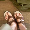 Sandalias de tanga para mujer con diseño único 2026 nuevo estilo de verano con correa trasera sandalias planas retro puntera cuadrada zapatos versátiles