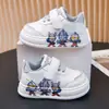 Novos Sapatos Infantis para Bebês para Meninas e Meninos da Primavera e Outono de 2026, Sapatos de Couro Branco, Tênis Baixos Cartoon da Moda