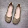 Zapatos de mujer de suela blanda estilo francés, nuevo modelo otoño 2026, zapatos casuales cómodos poco profundos de cuero, zapatos de tacón bajo para madres