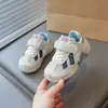 Sapatos Infantis de Malha Única Sapatos para Bebês e Crianças Pequenas Sapatos de Treinamento Alemães Primavera/Verão 2026 Novos Sapatos Esportivos de Treinamento Alemães para Meninos Pequenos